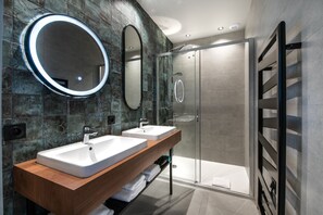 ห้องพรีเมียมสำหรับสี่ท่าน | ห้องน้ำ | ของใช้ในห้องน้ำฟรี, ไดร์เป่าผม, ผ้าเช็ดตัว