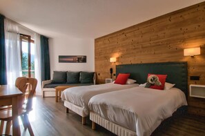 Quarto triplo superior, ao lado da montanha | Roupas de cama premium, escrivaninha, quartos à prova de som