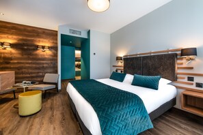 ห้องพรีเมียม | เครื่องนอนระดับพรีเมียม, โต๊ะทำงาน, ห้องเก็บเสียง, Wi-Fi ฟรี