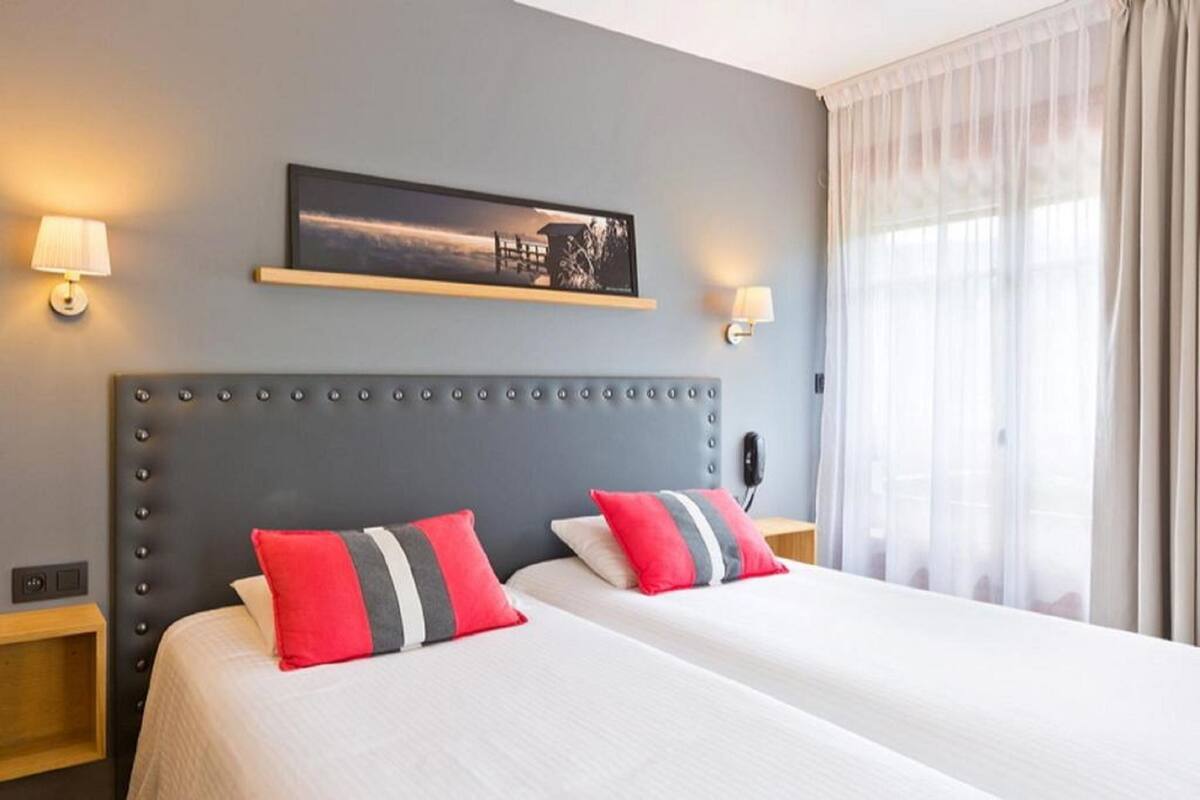 premium bedding, desk, soundproofing, free wifi