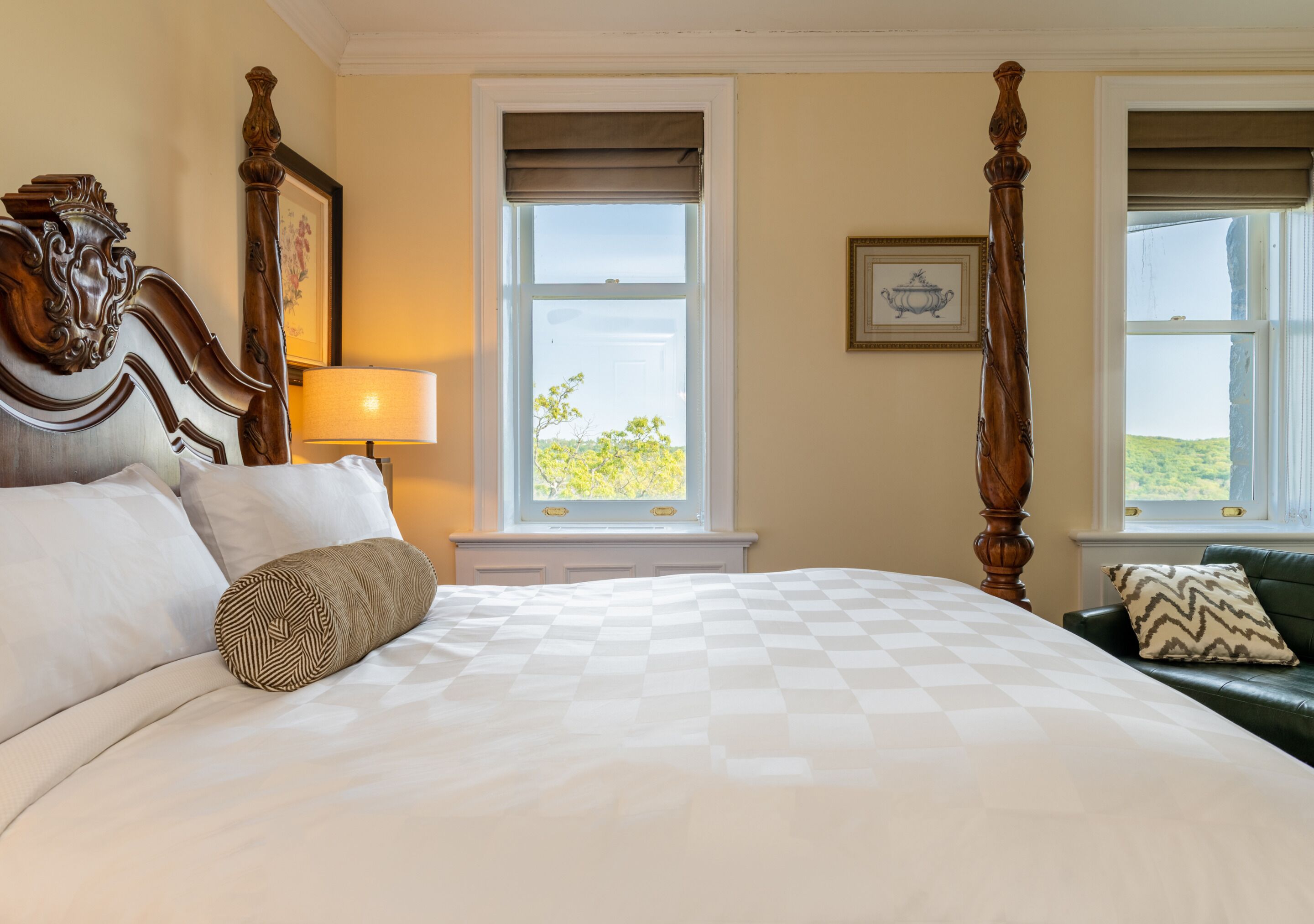 luxury suite | premium bedding, in-room safe, desk, laptop workspace