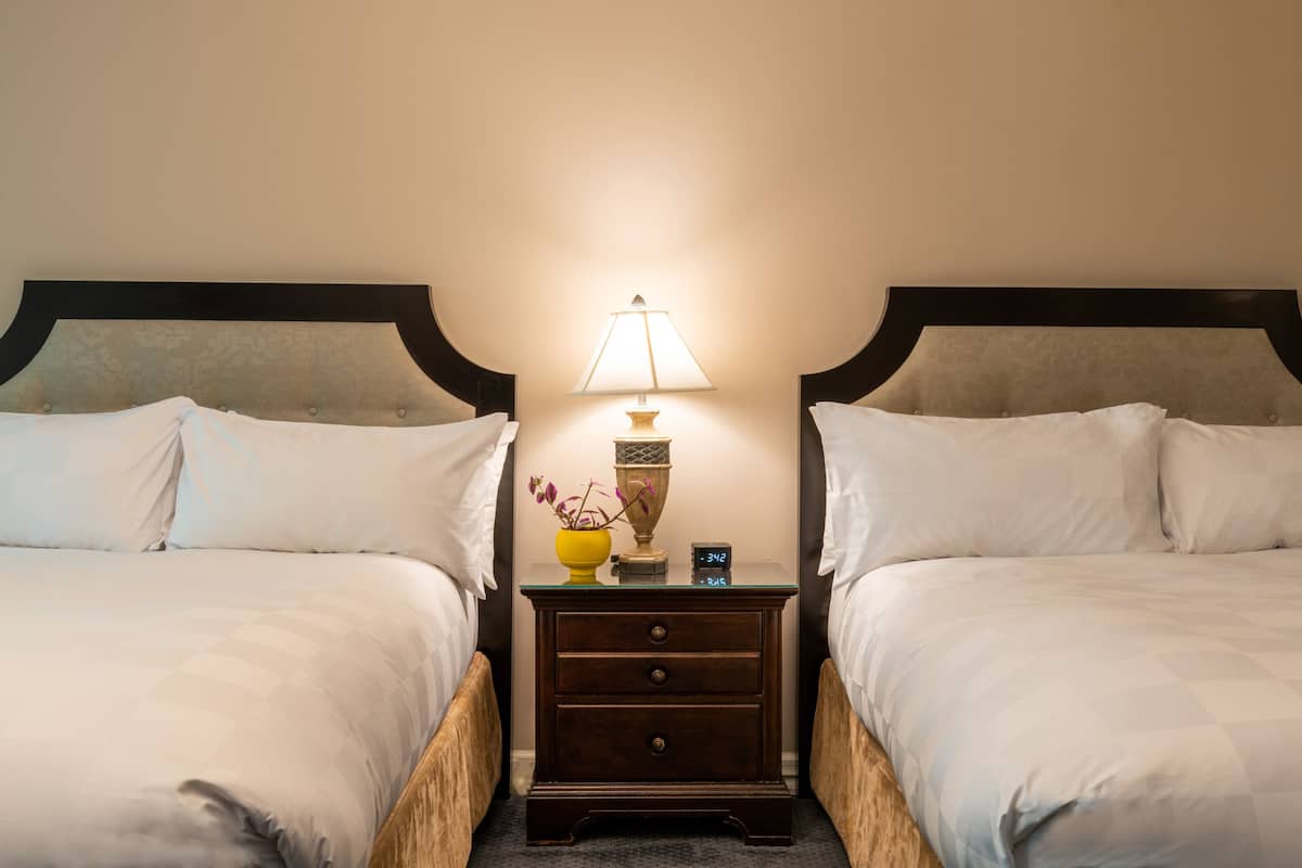 deluxe queen | premium bedding, in-room safe, desk, laptop workspace