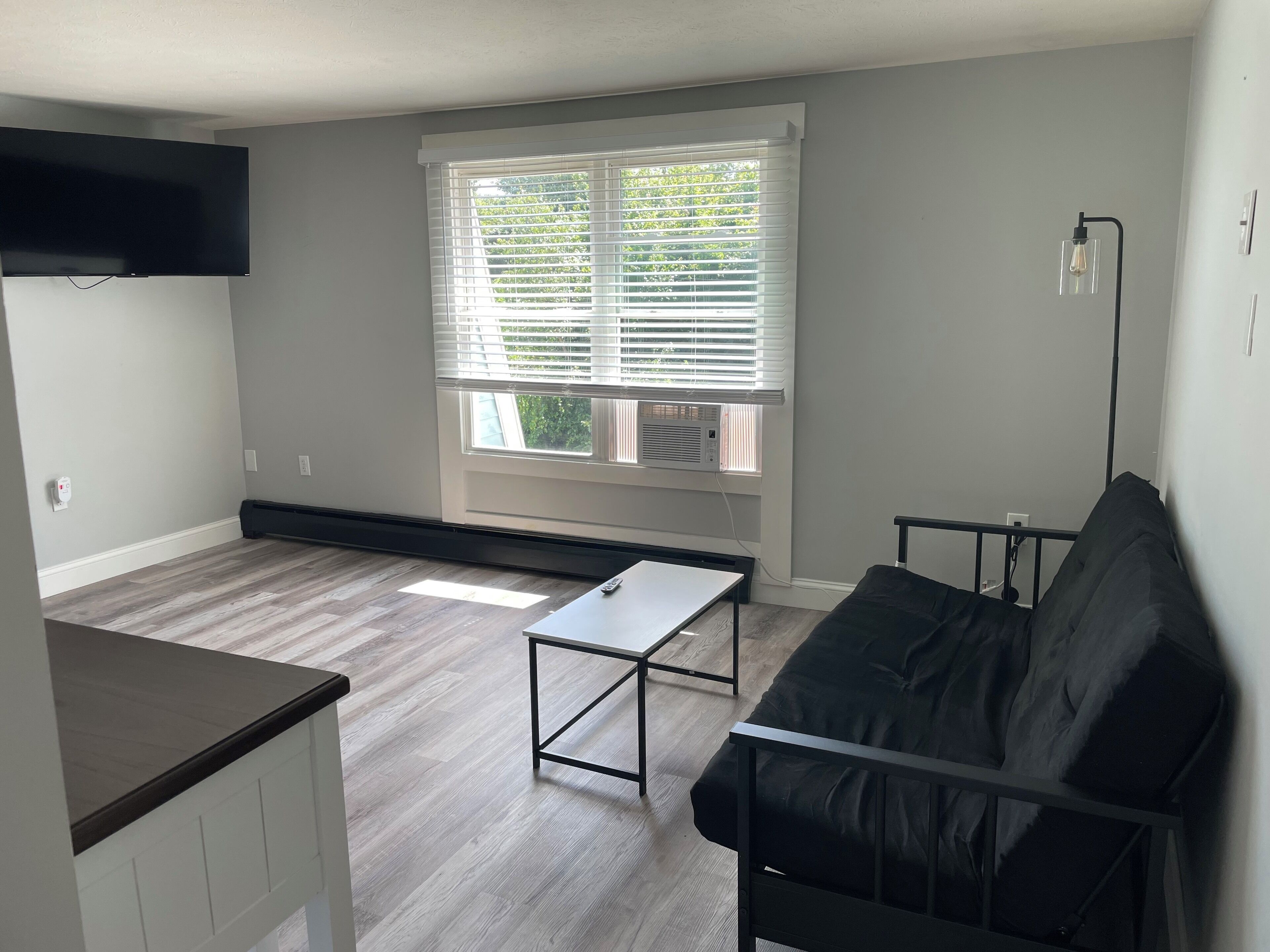 تلفزيون ذكي بحجم 55-بوصة يعرض قنوات تلفزيونية باشتراك مدفوع