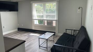 En 55-tommers smart-TV med kabel-kanaler