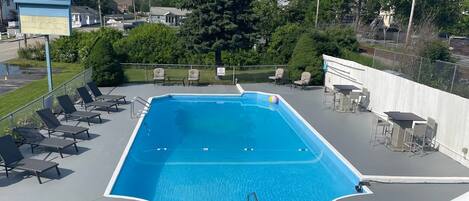 季節性室外游泳池,開放時間為 09:00 至 21:00,提供泳池遮陽傘和日光浴躺椅