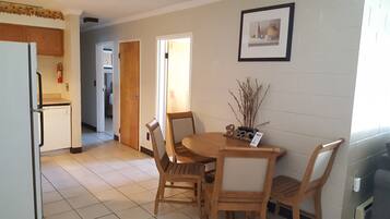 Suite – standard, 2 soverom | Oppholdsrom | En 55-tommers smart-TV med kabel-kanaler