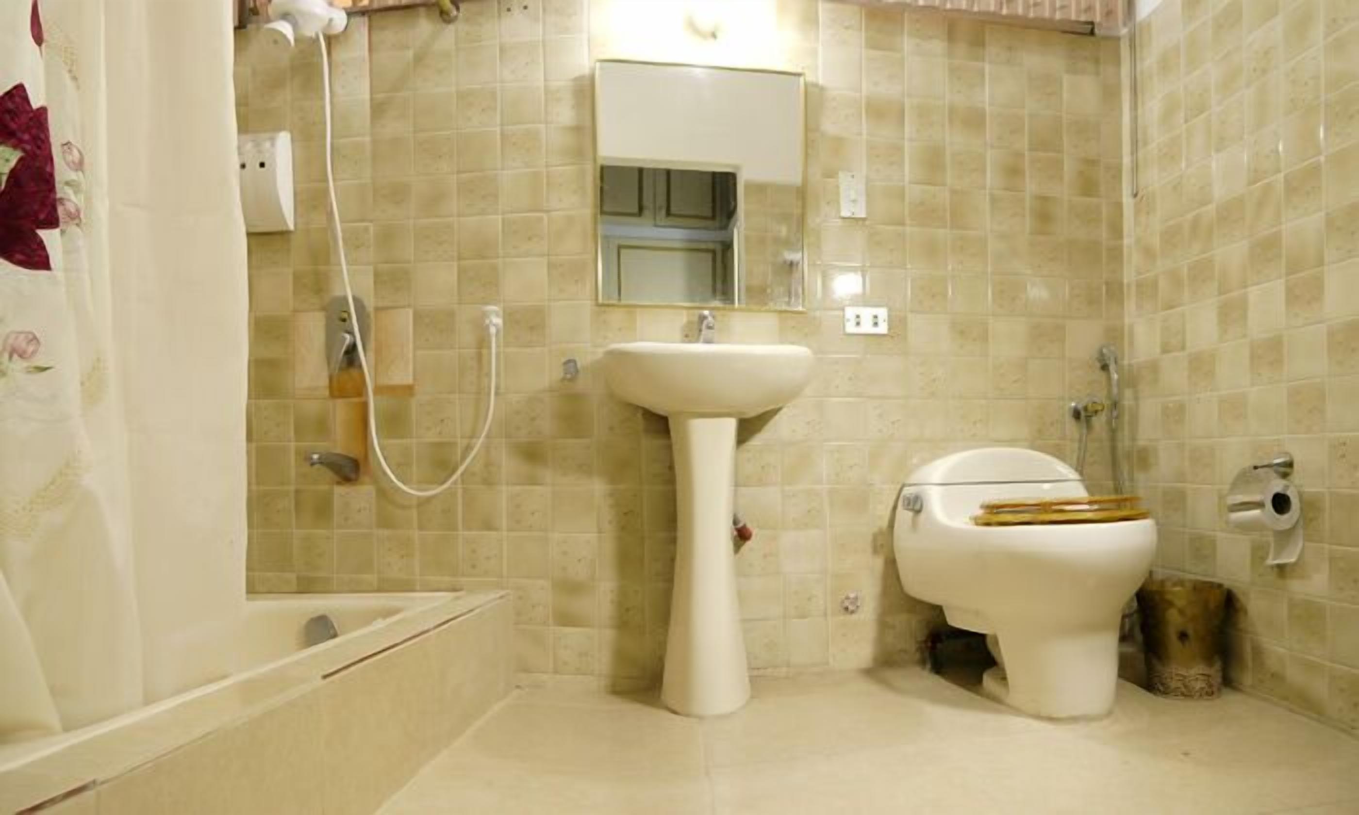 superior room, 1 king bed | bathroom | combined shower/bathtub