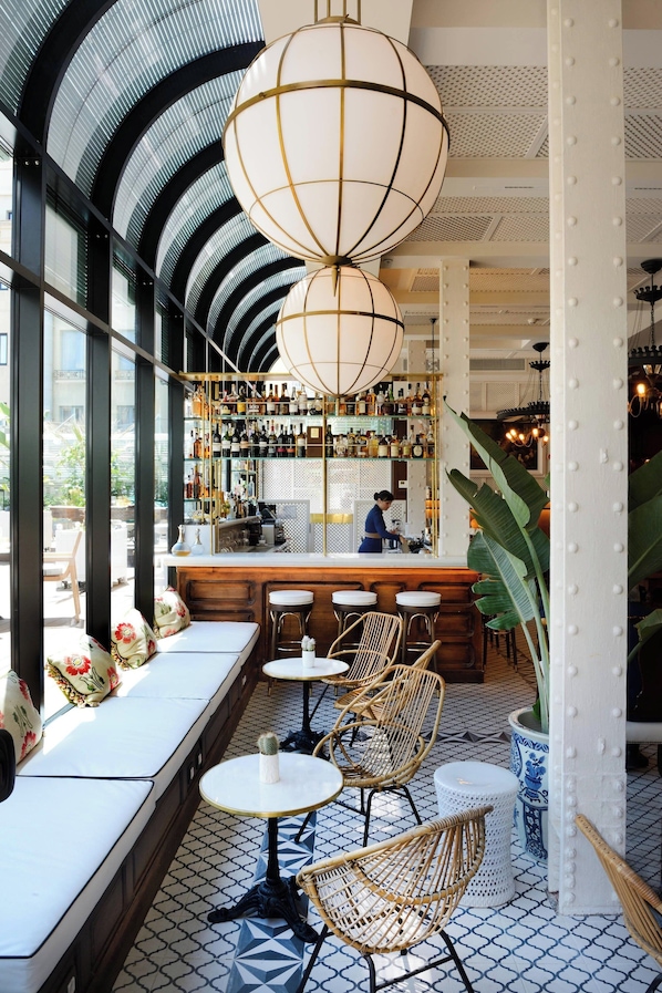 Petit déjeuner, déjeuner et dîner servis sur place