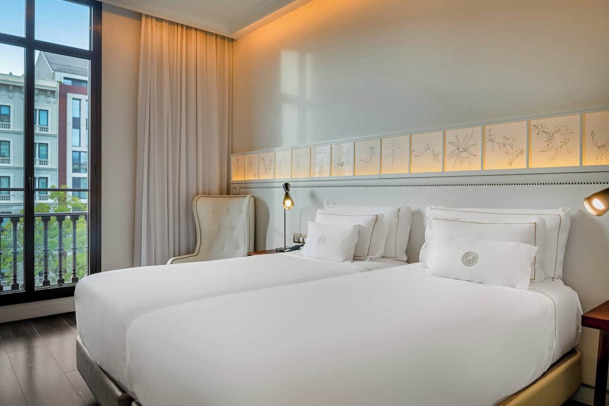 Kamar Deluks, 2 Tempat Tidur Twin, pemandangan kota (Madras Twin) | Seprai premium, selimut bulu angsa, minibar, dan brankas