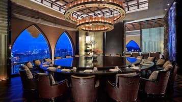 3 間餐廳;供應早餐、午餐、晚餐;中國菜