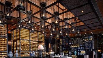 3 restaurants; breakfast, lunch, dinner, and brunch served