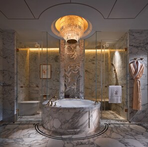 Deep soaking bathtub - The Ritz-Carlton, Macau (Cotai)
