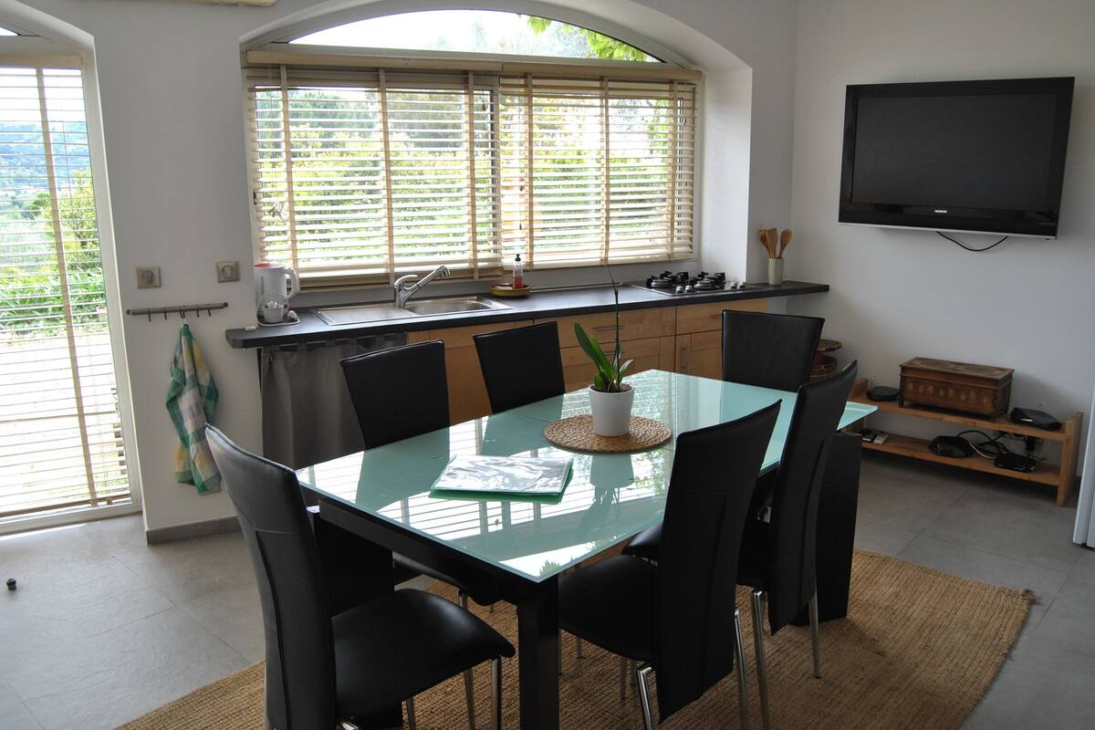 Apartment, 2 Bedrooms, Garden View | Living room | TV