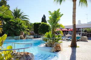 3 outdoor pools, pool umbrellas, pool loungers