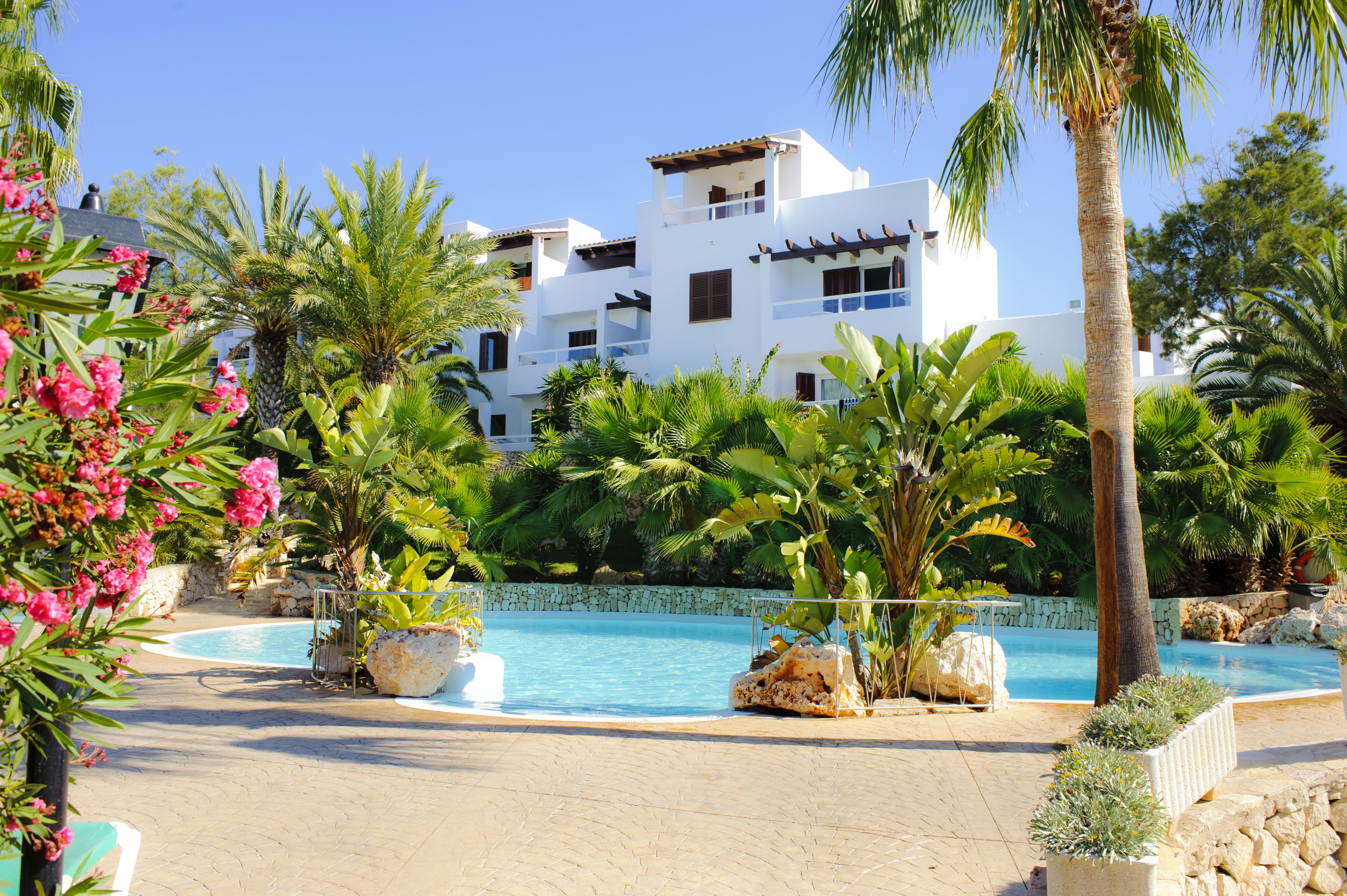 3 outdoor pools, pool umbrellas, sun loungers