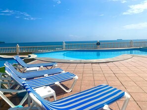 Outdoor pool, pool umbrellas - Hotel Villa Florida Veracruz (Boca del Río)