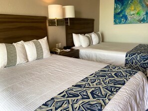 Standardzimmer, 2 Doppelbetten, Stadtblick | Hochwertige Bettwaren, Zimmersafe, Schreibtisch, schallisolierte Zimmer