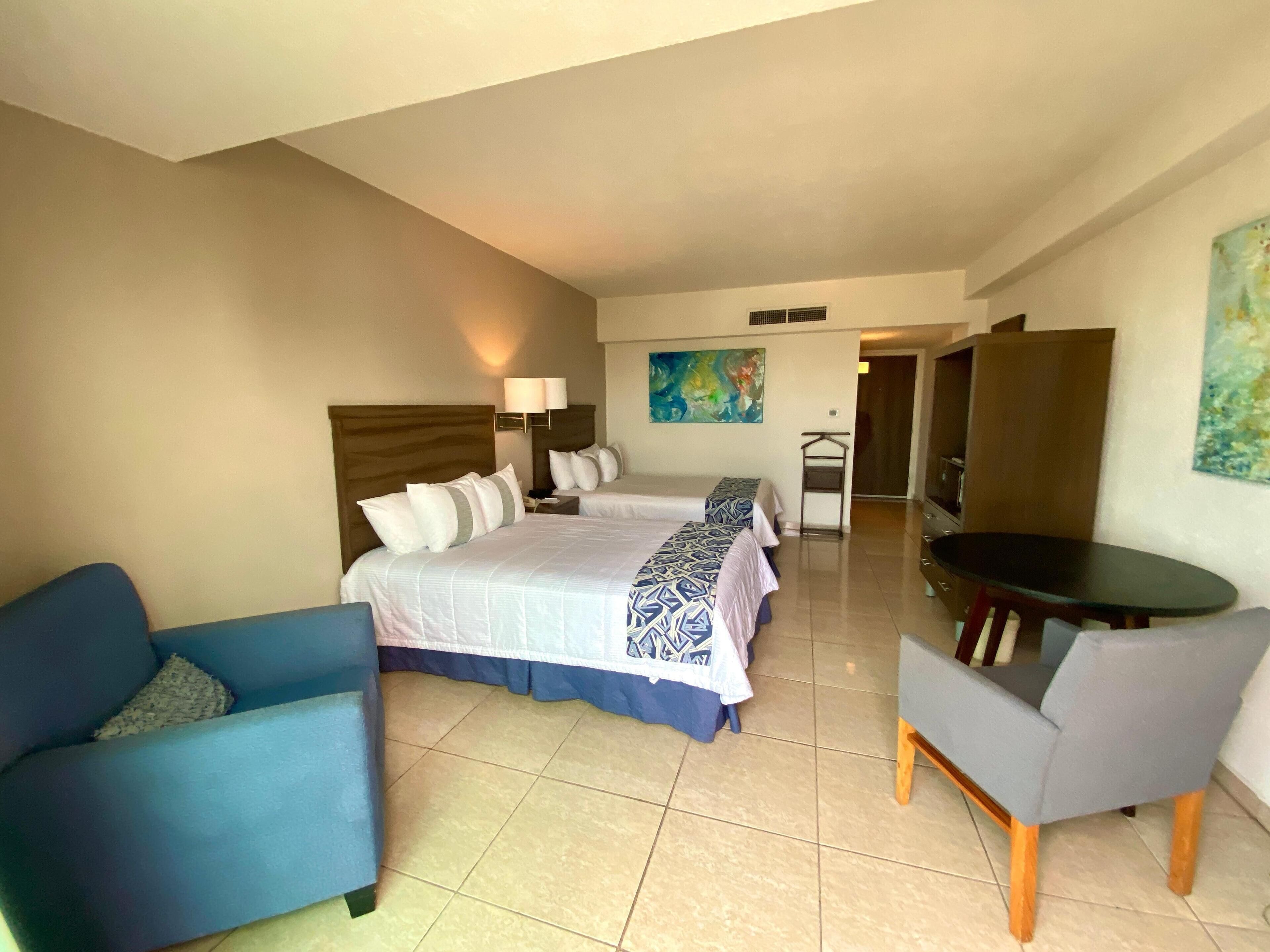 Habitación doble estándar, 2 camas matrimoniales, vista parcial al mar | Ropa de cama de alta calidad y caja de seguridad en la habitación 