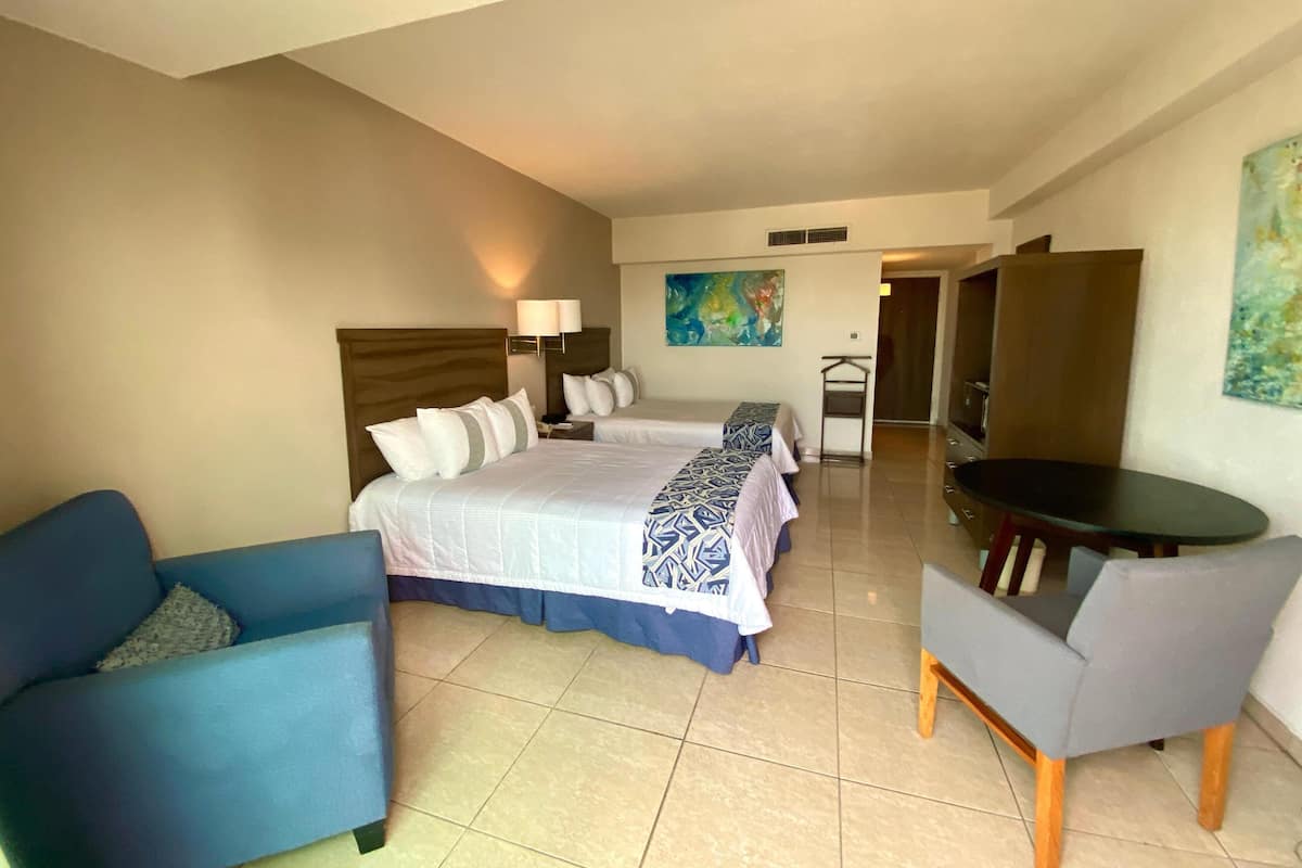 Standard-Doppelzimmer, 2 Doppelbetten, eingeschränkter Meerblick