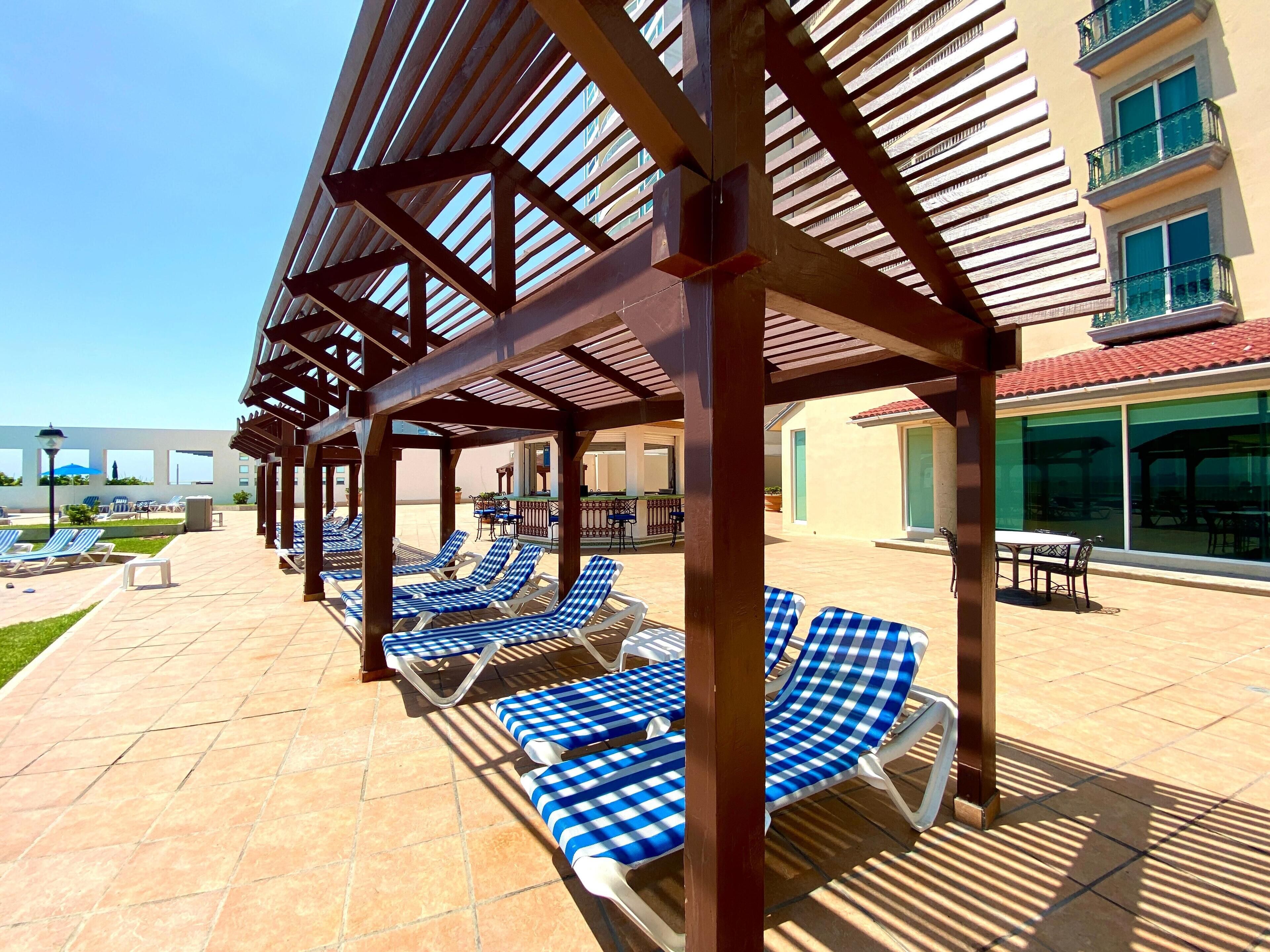 Una piscina al aire libre, sombrillas