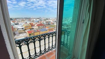 Habitación estándar, 2 camas matrimoniales, vista a la ciudad | Balcón