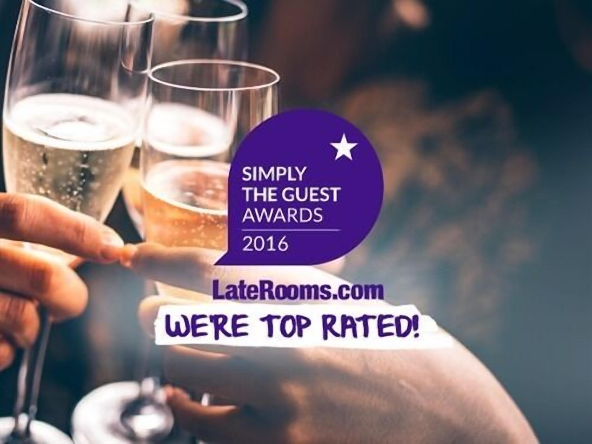 Gráfico promocional de los premios Simply the Guest 2016, destacando que LateRooms.com obtuvo la máxima puntuación.