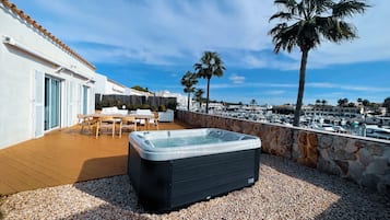 Exclusive Villa, 4 Bedrooms, Jacuzzi in the garden | Terassi/patio
