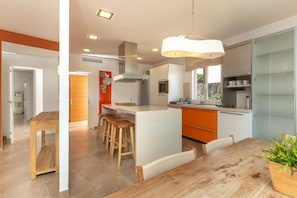 Exclusive Villa, 4 Bedrooms, Jacuzzi in the garden | Yksityinen keittiö | Täysikokoinen jääkaappi, mikroaaltouuni, liesi, espressokone