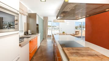 Exclusive Villa, 4 Bedrooms, Jacuzzi in the garden | Eget kök | Stort kylskÄp, mikrovÄgsugn, spishÀll och espressobryggare