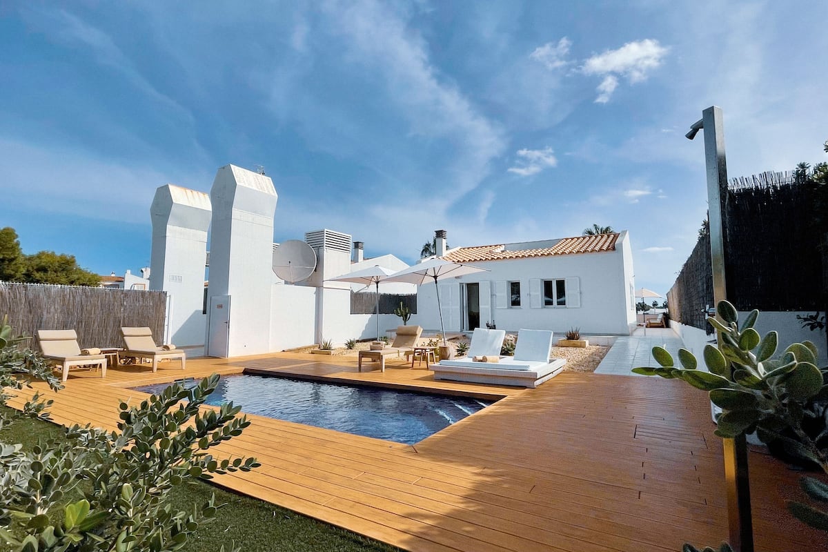 Une villa moderne dotée d’une piscine, d’un espace extérieur aménagé et d’un jardin.