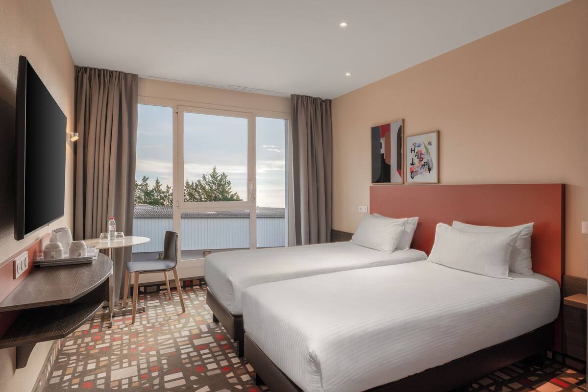 أغطية فراش متميزة وخزنة داخل الغرفة ومكتب وتجهيزات عازلة للصوت