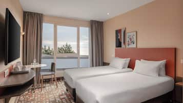 Twin Room, 2 Twin Beds | Premium bedding, in-room safe, desk, soundproofing