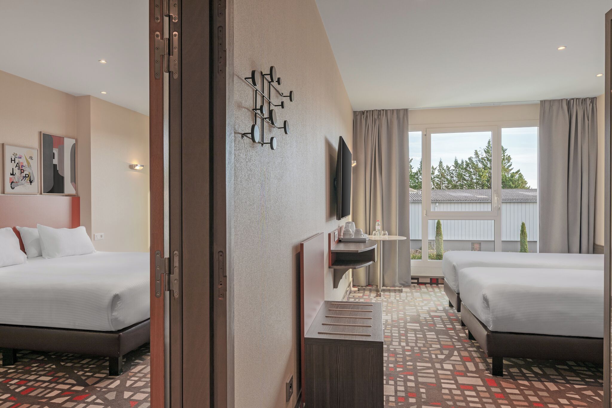 أغطية فراش متميزة وخزنة داخل الغرفة ومكتب وتجهيزات عازلة للصوت