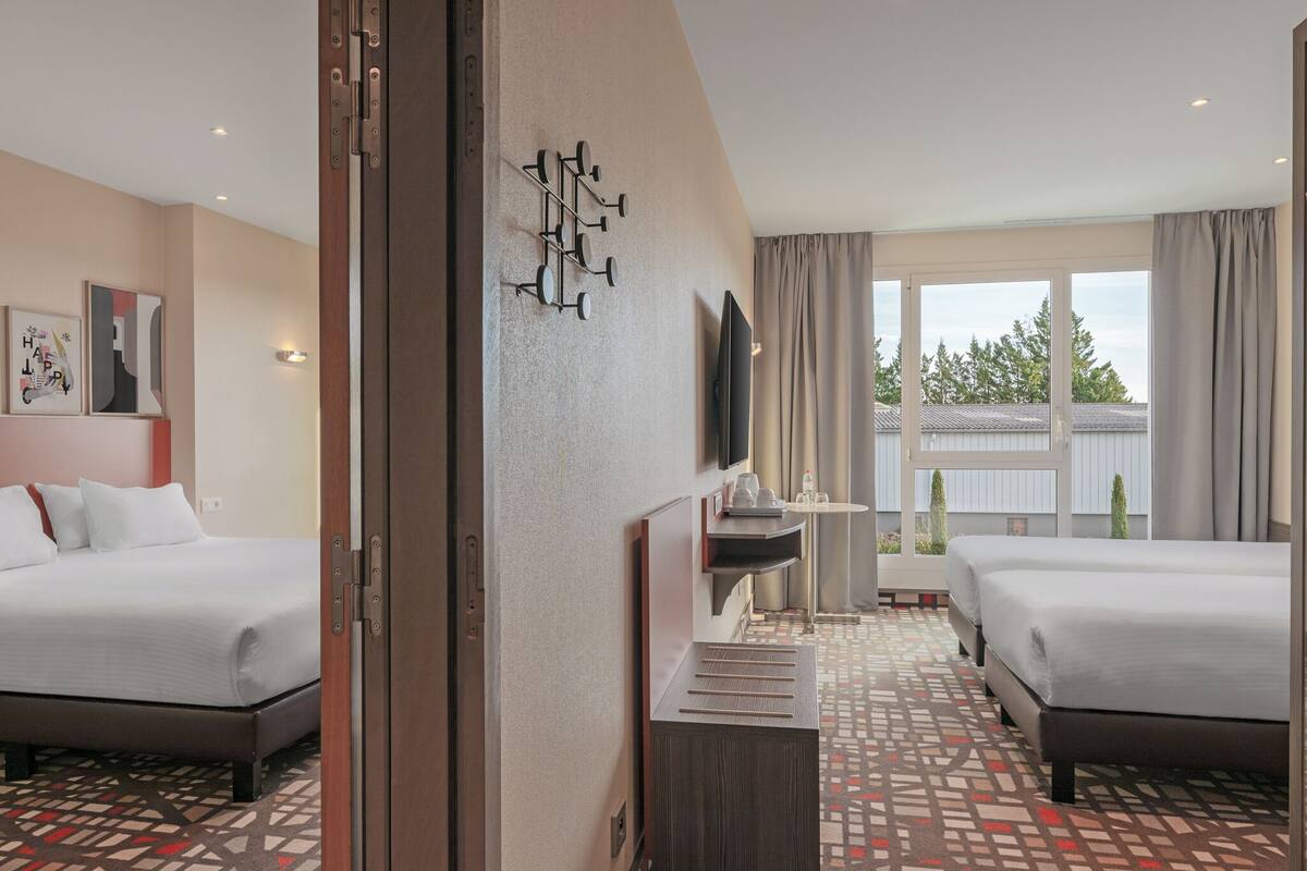 أغطية فراش متميزة وخزنة داخل الغرفة ومكتب وتجهيزات عازلة للصوت