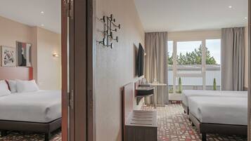 Quarto família, 1 cama King, quartos conectados | Roupas de cama premium, cofres nos quartos, escrivaninha