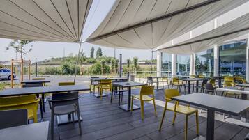 Déjeuner et dîner servis sur place