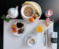 Desayuno buffet diario (EUR 16 por persona)