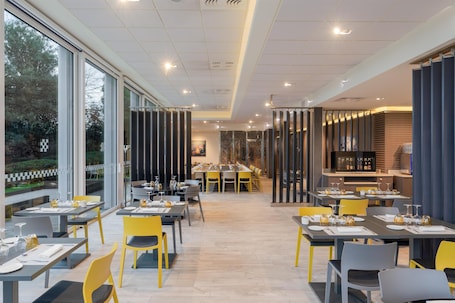 Lunch and dinner served. Spark by Hilton Lyon Eurexpo