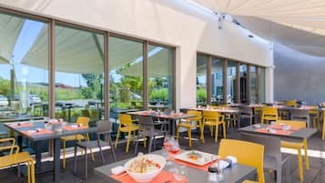 Déjeuner et dîner servis sur place