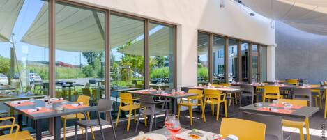 Déjeuner et dîner servis sur place