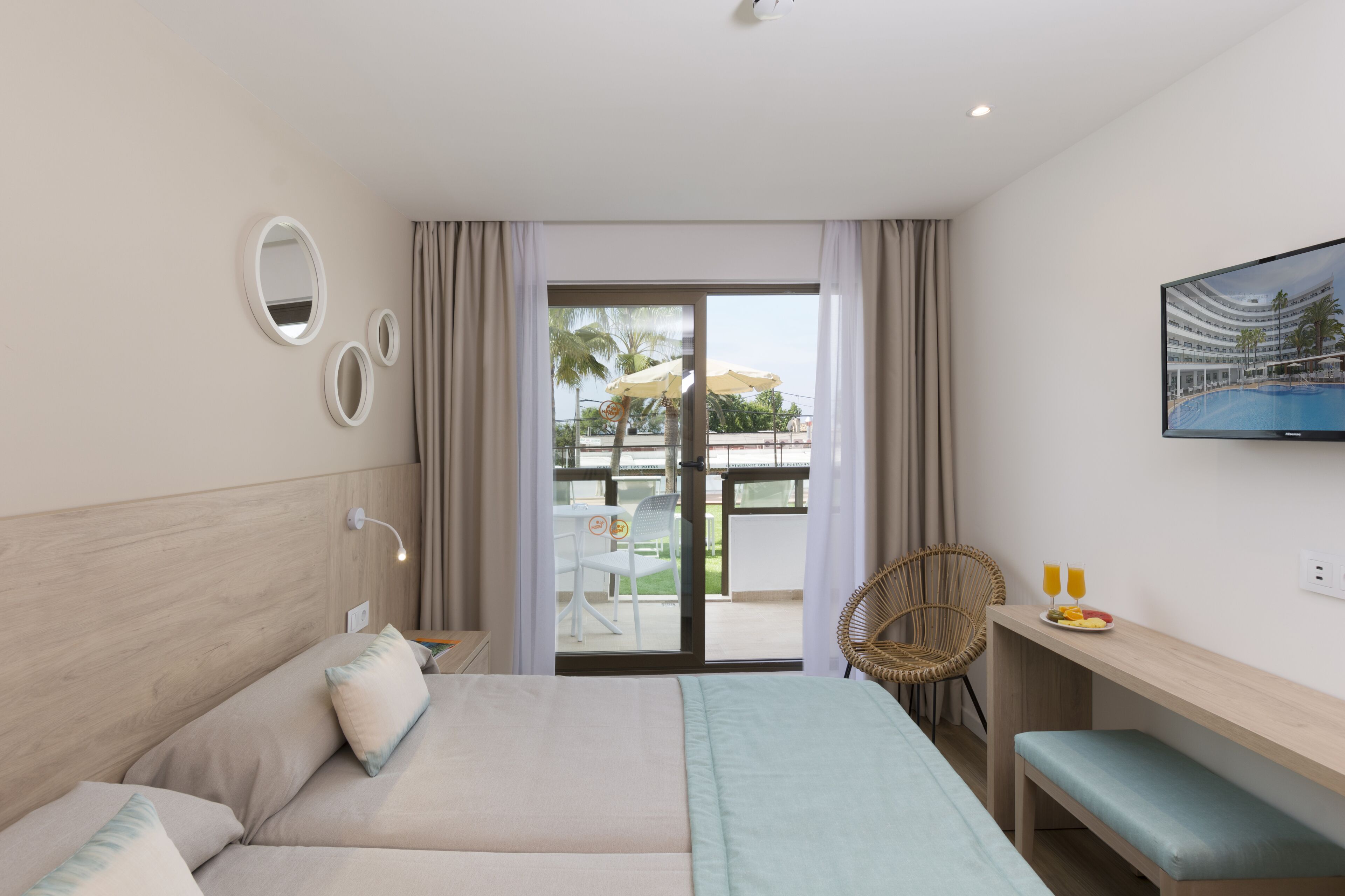 premium double room, balcony | in-room safe, desk, free wifi, bed sheets