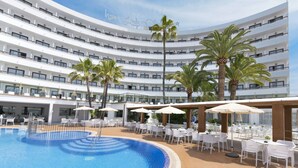 A multi-story hotel with a swimming pool, outdoor seating, and palm trees. - Hotel HSM Linda Playa (Calvia)