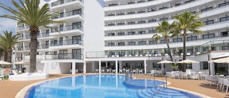 Piscine couverte, piscine extérieure, parasols de plage, chaises longues