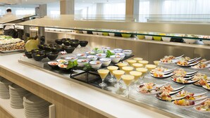 A buffet with various dishes and drinks. - Hotel HSM Linda Playa (Calvia)