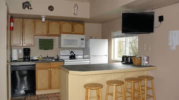 Apartemen Standar, dapur | Dapur pribadi | Lemari es besar, microwave, oven, dan kompor