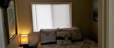 Tabla de planchar con plancha, wifi gratis y decoración personalizada