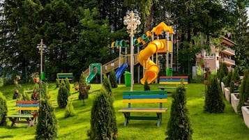 Lasten leikkialue ulkona