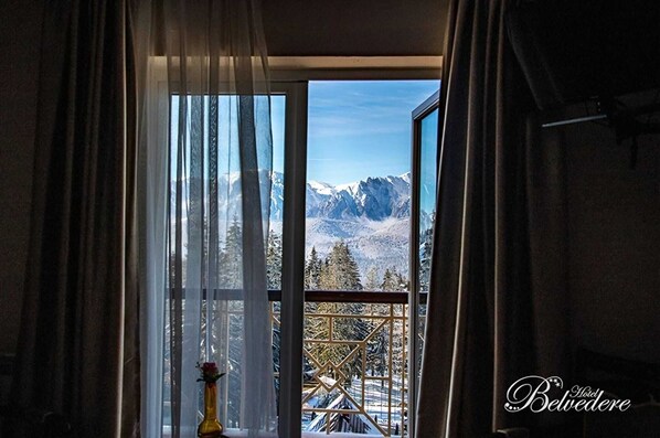 Minibar, brankas, dan Wi-Fi gratis