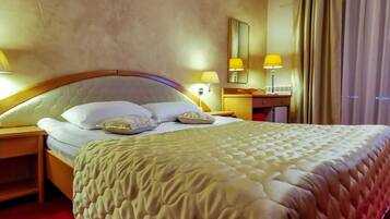 Kahden hengen huone | Minibaari, tallelokero huoneessa, ilmainen Wi-Fi