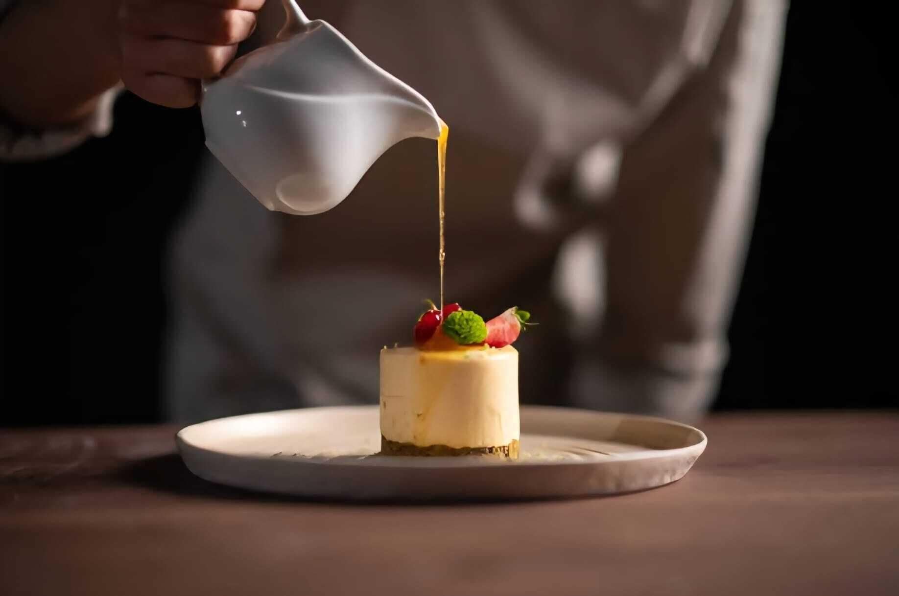 Dessert med sauce hældt over.